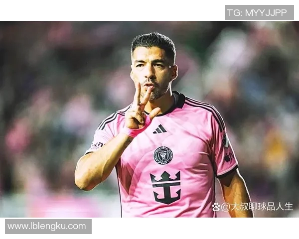 内马尔身着西服优雅亮相展现足球明星风采与时尚魅力